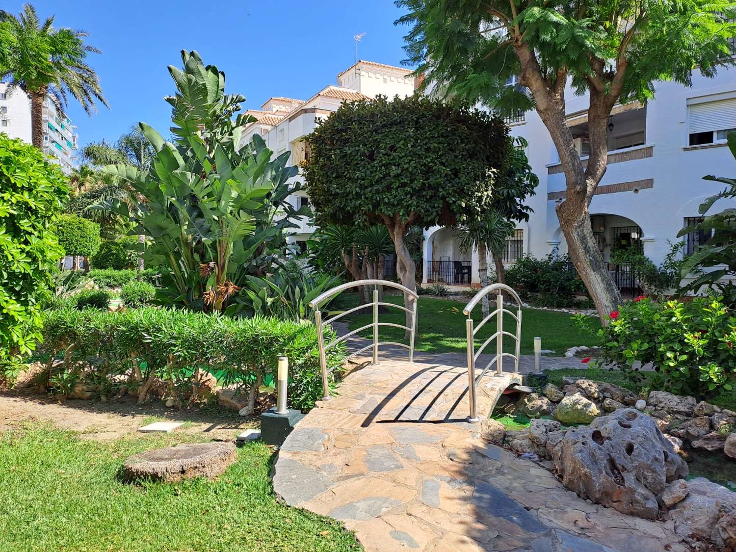 SE ALQUILA desde 1.10.26-31.5.27 BONITO APARTAMENTO EN PLANTA BAJA A 150 METROS DE LA PLAYA EN BENALMADENA