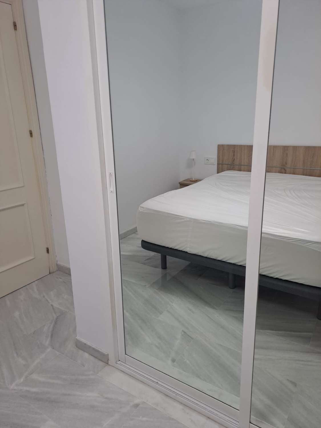 SE ALQUILA desde 1.10.26-31.5.27 BONITO APARTAMENTO EN PLANTA BAJA A 150 METROS DE LA PLAYA EN BENALMADENA