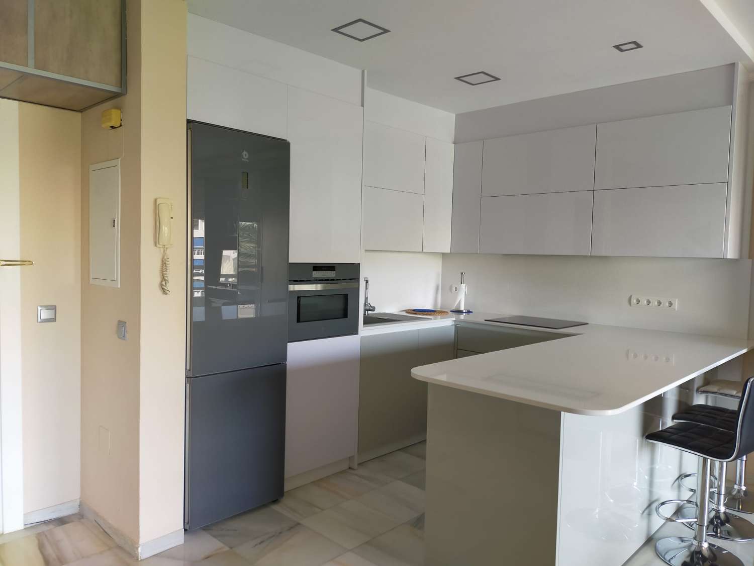 SE ALQUILA DESDE 01/09/2026 HASTA 30/06/27 BONITO APARTAMENTO CERCA DE LA PLAYA EN PLAYAMAR (TORREMOLINOS)