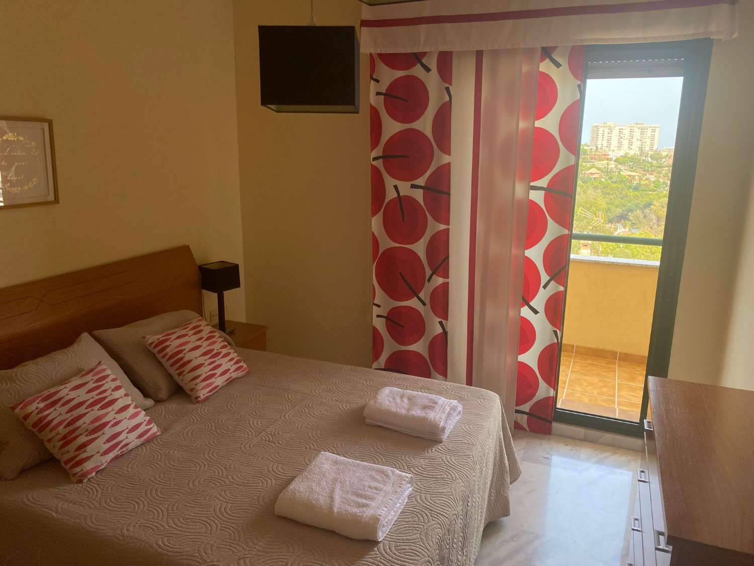 MEDIA TEMPORADA . SE ALQUILA DESDE 01.09.26 HASTA 30.06.27 BONITO APARTAMENTO CON VISTAS  AL MAR EN BENALMADENA