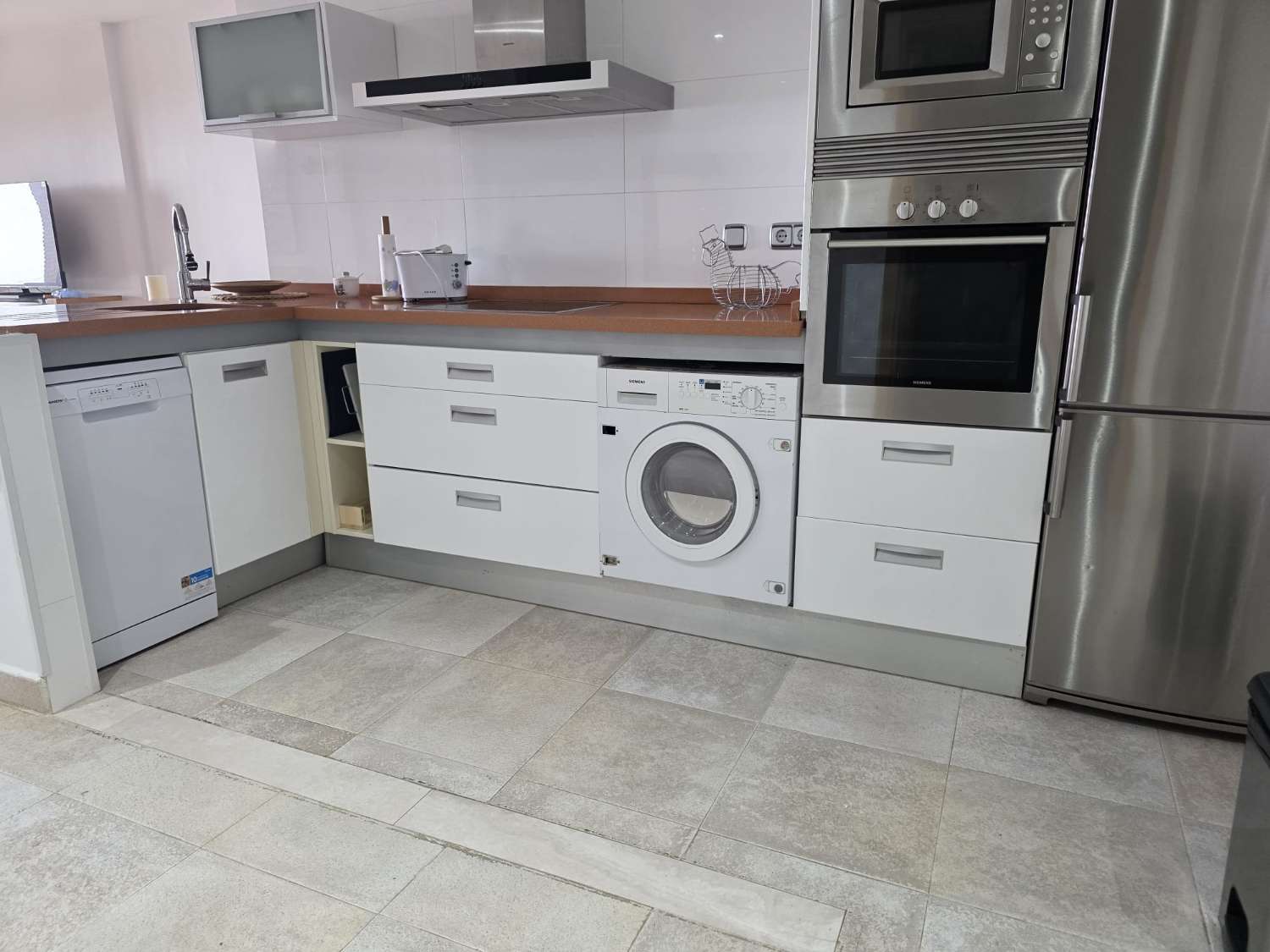 LARGA TEMPORADA - DESDE SEPTIEMBRE SE ALQUILA  BONITO  APARTAMENTO CON VISTAS AL MAR  EN ALTOS DEL HIGUERON