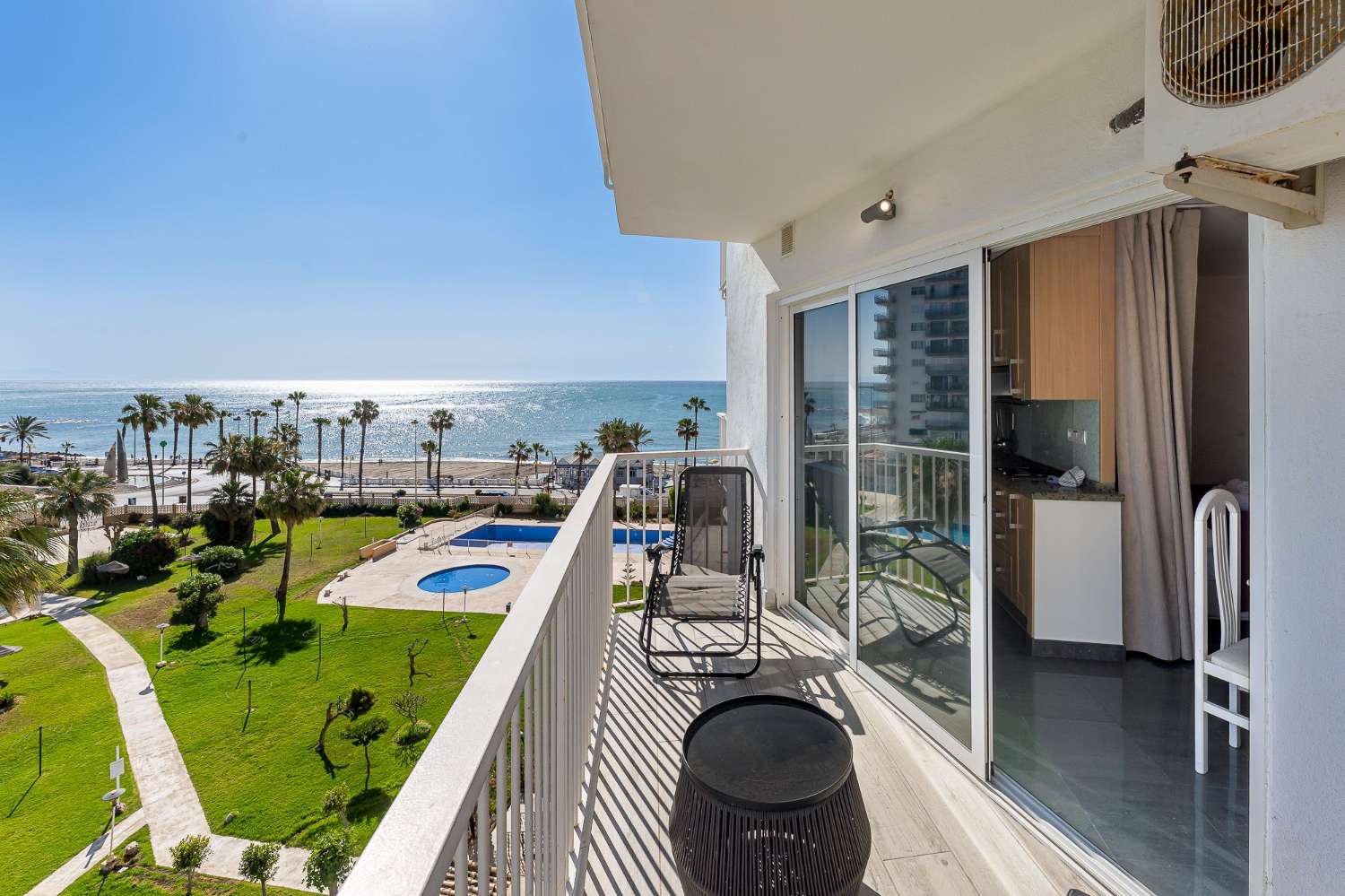 SE ALQUILA DESDE 01/09/2026 HASTA 30.6.27 BONITO ESTUDIO EN 1ª LINEA DE PLAYA EN BENALMADENA