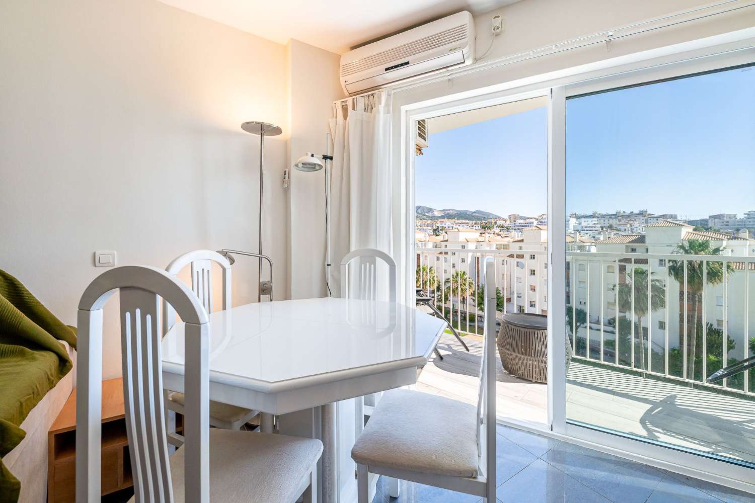 SE ALQUILA DESDE 01/09/2026 HASTA 30.6.27 BONITO ESTUDIO EN 1ª LINEA DE PLAYA EN BENALMADENA