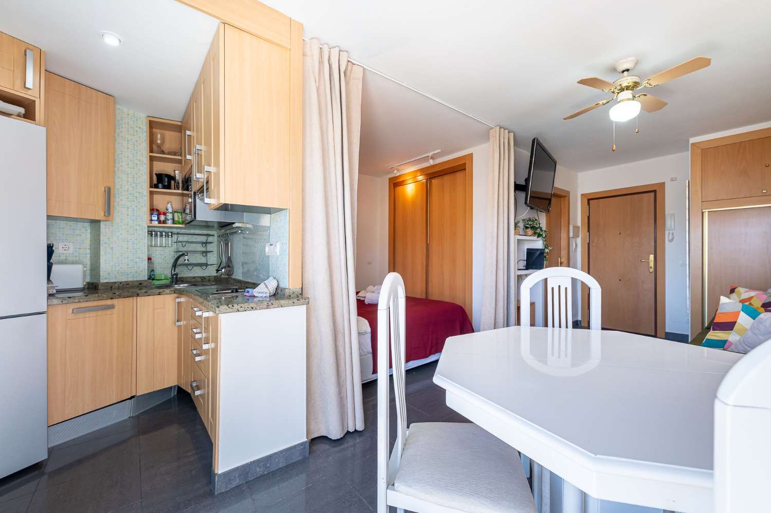 SE ALQUILA DESDE 01/09/2026 HASTA 30.6.27 BONITO ESTUDIO EN 1ª LINEA DE PLAYA EN BENALMADENA