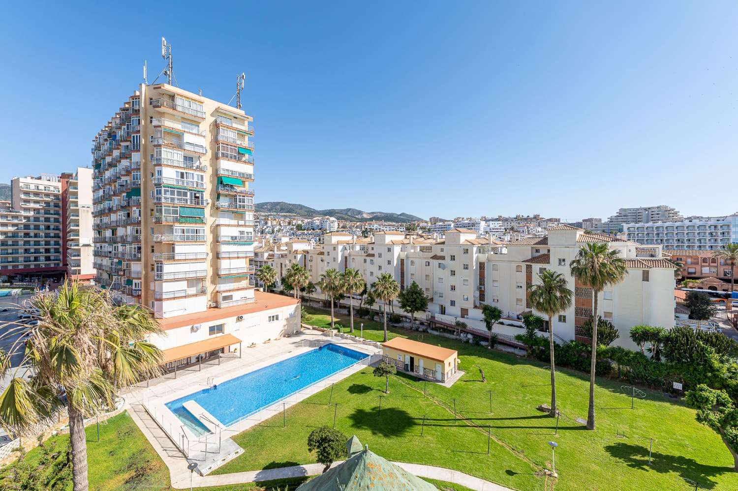 SE ALQUILA DESDE 01/09/2026 HASTA 30.6.27 BONITO ESTUDIO EN 1ª LINEA DE PLAYA EN BENALMADENA