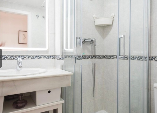 MEDIA TEMPORADA SE ALQUILA DEL 1.9.2026 -30.6.27 PRECIOSO APARTAMENTO EN 2ª LINEA DE PLAYA EN BENALMÁDENA