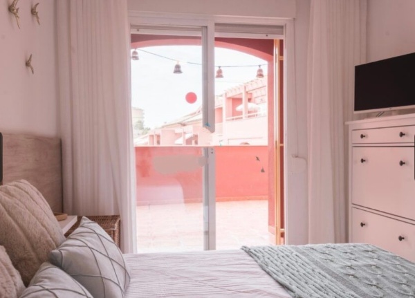 MEDIA TEMPORADA SE ALQUILA DEL 1.9.2026 -30.6.27 PRECIOSO APARTAMENTO EN 2ª LINEA DE PLAYA EN BENALMÁDENA