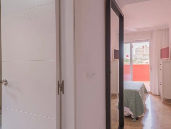 MEDIA TEMPORADA SE ALQUILA DEL 1.9.2026 -30.6.27 PRECIOSO APARTAMENTO EN 2ª LINEA DE PLAYA EN BENALMÁDENA