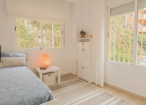 MEDIA TEMPORADA SE ALQUILA DEL 1.9.2026 -30.6.27 PRECIOSO APARTAMENTO EN 2ª LINEA DE PLAYA EN BENALMÁDENA