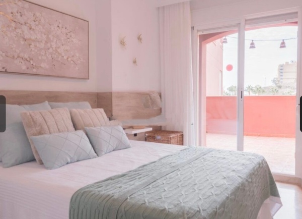 MEDIA TEMPORADA SE ALQUILA DEL 1.9.2026 -30.6.27 PRECIOSO APARTAMENTO EN 2ª LINEA DE PLAYA EN BENALMÁDENA