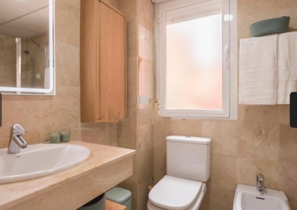 MEDIA TEMPORADA SE ALQUILA DEL 1.9.2026 -30.6.27 PRECIOSO APARTAMENTO EN 2ª LINEA DE PLAYA EN BENALMÁDENA