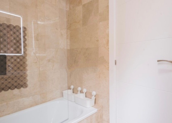 MEDIA TEMPORADA SE ALQUILA DEL 1.9.2026 -30.6.27 PRECIOSO APARTAMENTO EN 2ª LINEA DE PLAYA EN BENALMÁDENA