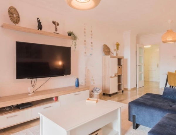 MEDIA TEMPORADA SE ALQUILA DEL 1.9.2026 -30.6.27 PRECIOSO APARTAMENTO EN 2ª LINEA DE PLAYA EN BENALMÁDENA