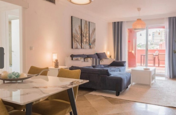 MEDIA TEMPORADA SE ALQUILA DEL 1.9.2026 -30.6.27 PRECIOSO APARTAMENTO EN 2ª LINEA DE PLAYA EN BENALMÁDENA