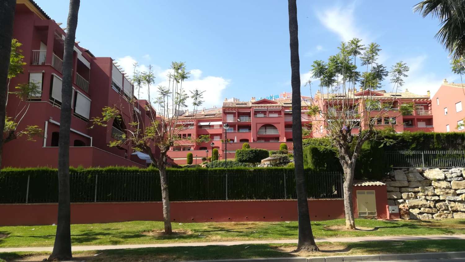 MEDIA TEMPORADA SE ALQUILA DEL 1.9.2026 -30.6.27 PRECIOSO APARTAMENTO EN 2ª LINEA DE PLAYA EN BENALMÁDENA