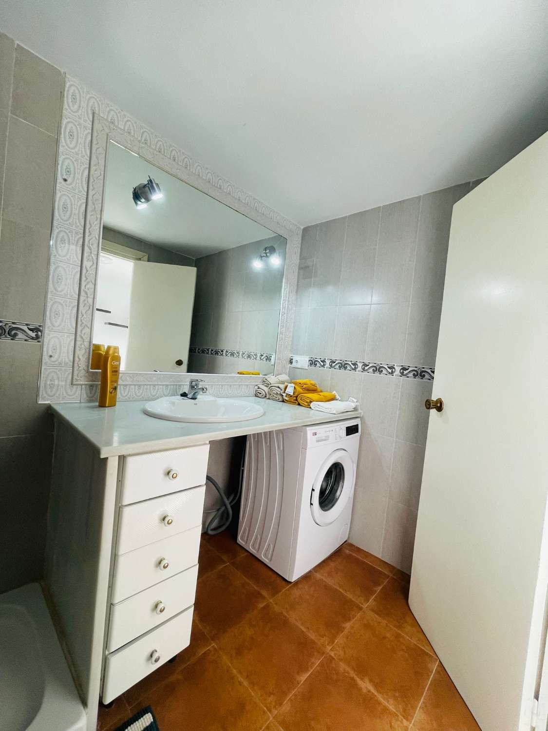 SE ALQUILA DESDE AHORA- 30.6.26 Y DESDE 01/09/2026-30/06/2027  BONITO ATICO REFORMADO EN FUENGIROLA