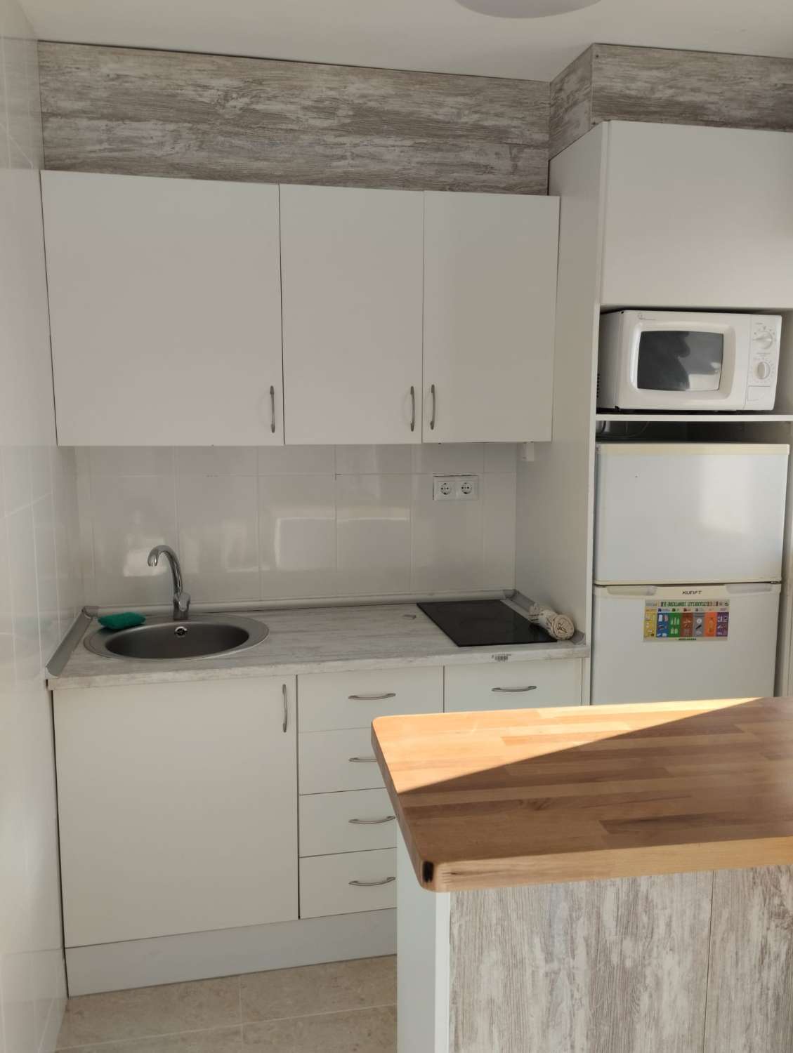 SE ALQUILA DESDE AHORA- 30.6.26 Y DESDE 01/09/2026-30/06/2027  BONITO ATICO REFORMADO EN FUENGIROLA