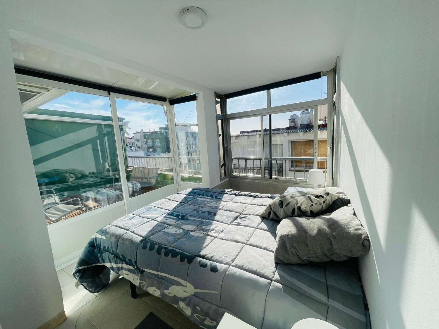 SE ALQUILA DESDE AHORA- 30.6.26 Y DESDE 01/09/2026-30/06/2027  BONITO ATICO REFORMADO EN FUENGIROLA