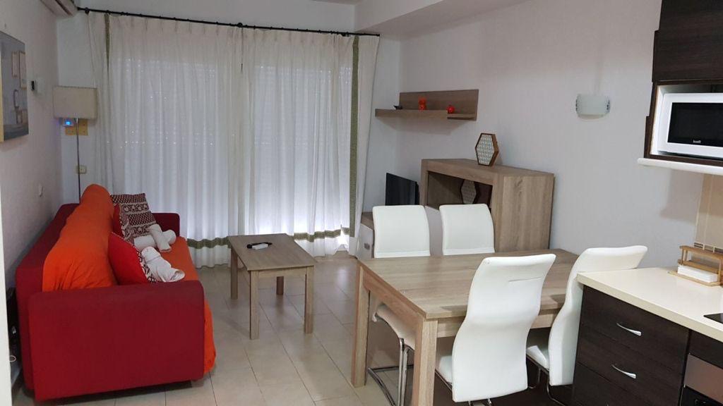 Se alquila precioso apartamento desde ahora hasta 30.6.26 y desde 01/09/2026 hasta 30/06/2027 en Benalbeach (Benalmádena)
