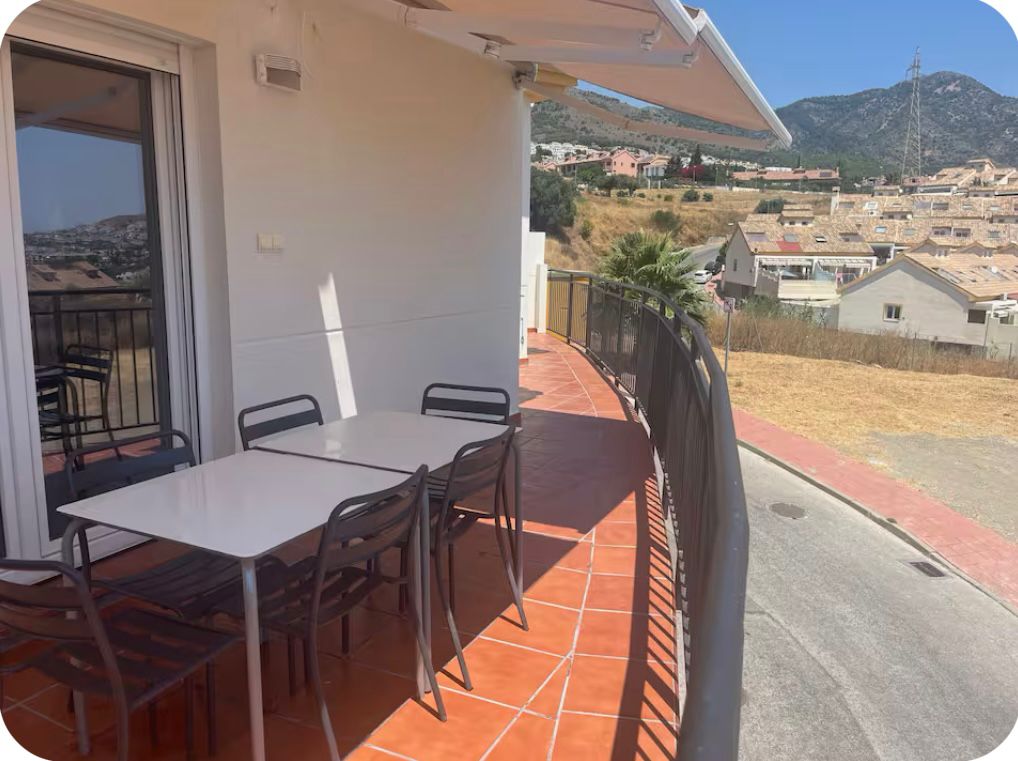 MEDIA TEMPORADA SE ALQUILA HASTA15.5.26 Y DESDE01/09/2026-30/06/2027  BONITO CHALET PAREADO CON VISTAS AL MAR EN BENALMADENA