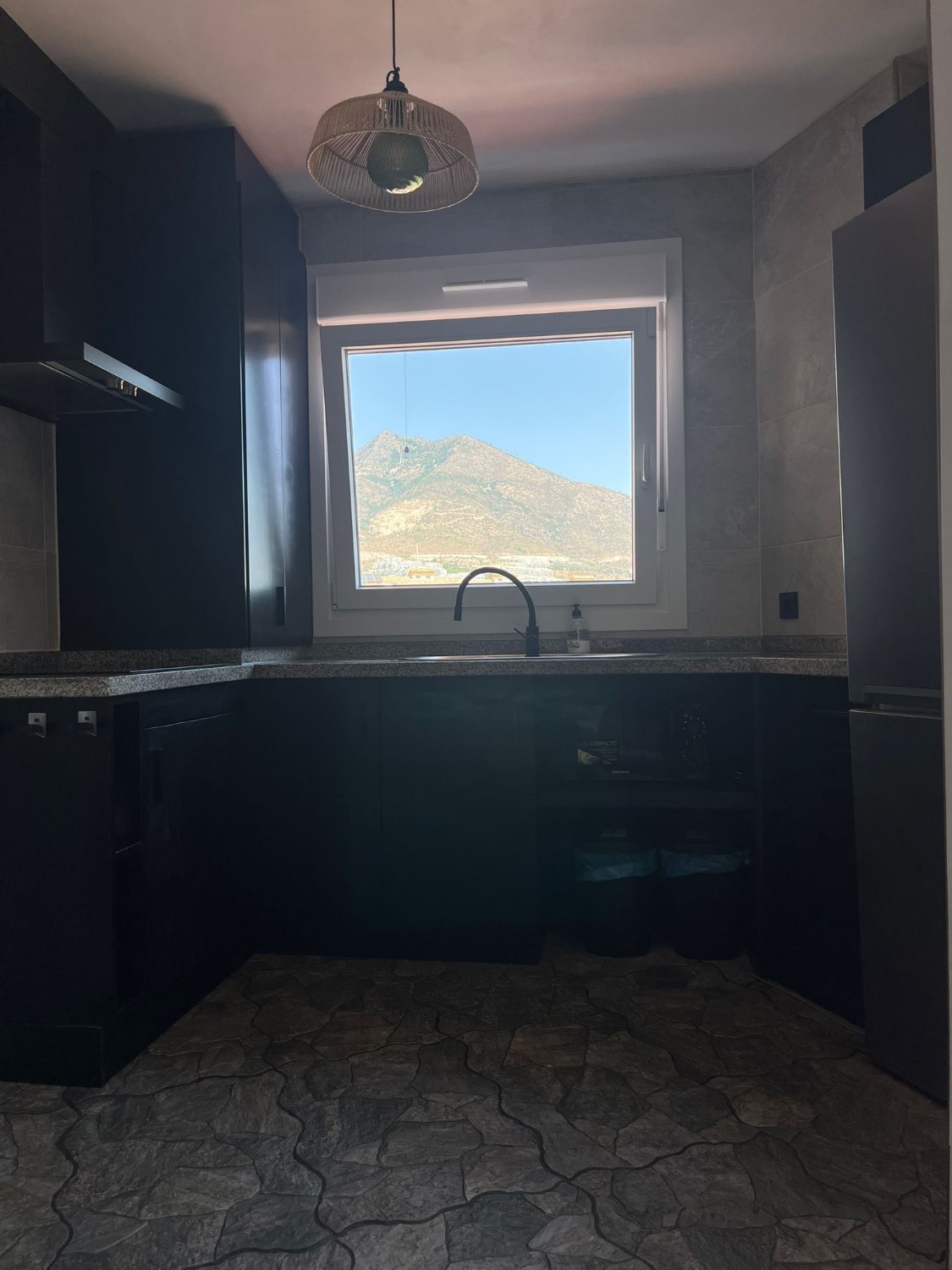 MEDIA TEMPORADA SE ALQUILA HASTA15.5.26 Y DESDE01/09/2026-30/06/2027  BONITO CHALET PAREADO CON VISTAS AL MAR EN BENALMADENA