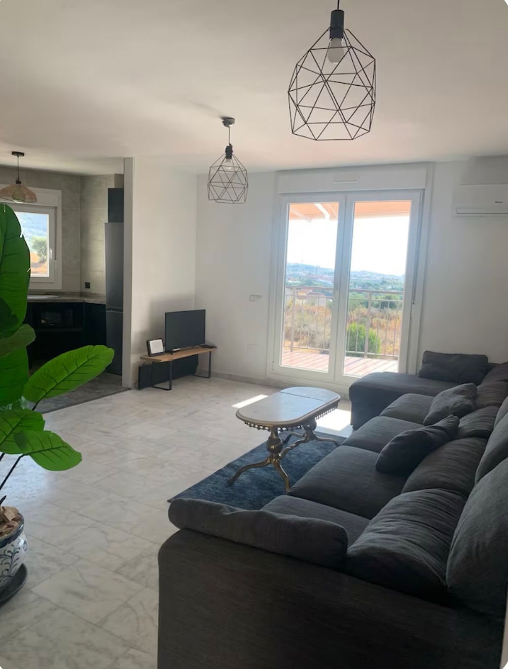 MEDIA TEMPORADA SE ALQUILA HASTA15.5.26 Y DESDE01/09/2026-30/06/2027  BONITO CHALET PAREADO CON VISTAS AL MAR EN BENALMADENA