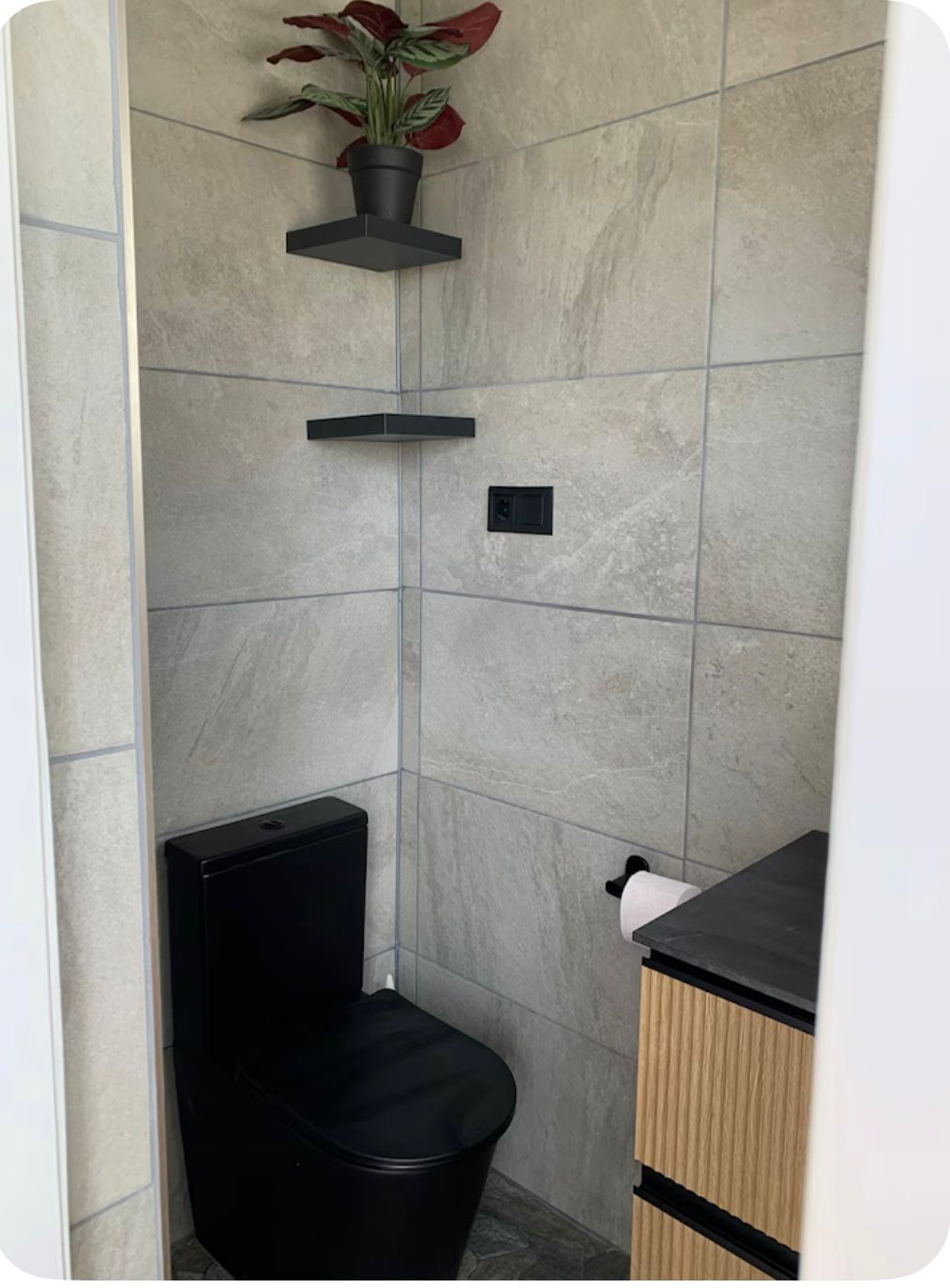 MEDIA TEMPORADA SE ALQUILA HASTA15.5.26 Y DESDE01/09/2026-30/06/2027  BONITO CHALET PAREADO CON VISTAS AL MAR EN BENALMADENA