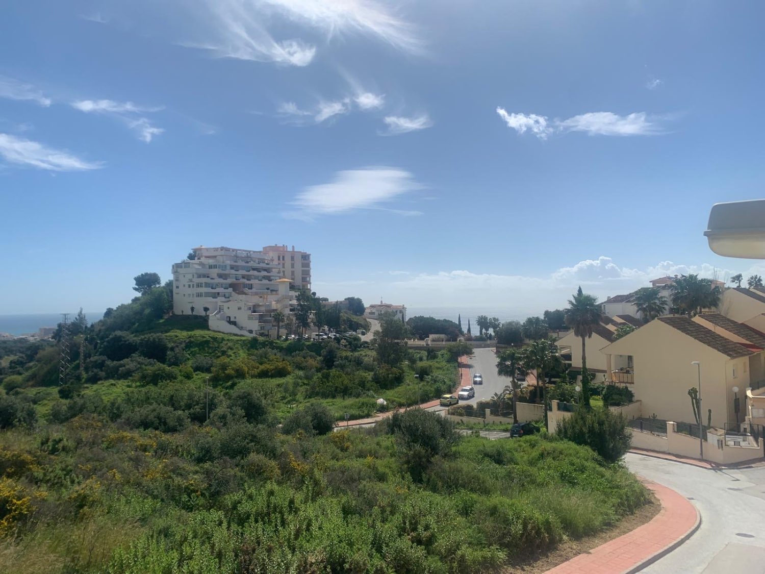 MEDIA TEMPORADA SE ALQUILA HASTA15.5.26 Y DESDE01/09/2026-30/06/2027  BONITO CHALET PAREADO CON VISTAS AL MAR EN BENALMADENA