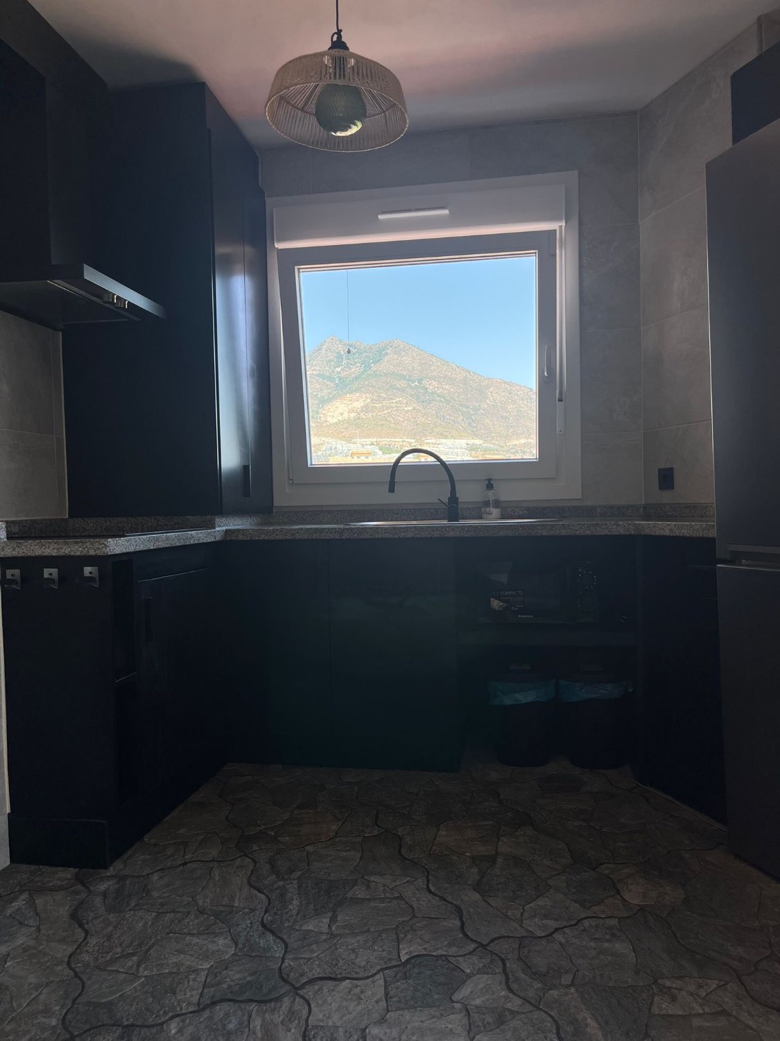 MEDIA TEMPORADA SE ALQUILA HASTA15.5.26 Y DESDE01/09/2026-30/06/2027  BONITO CHALET PAREADO CON VISTAS AL MAR EN BENALMADENA