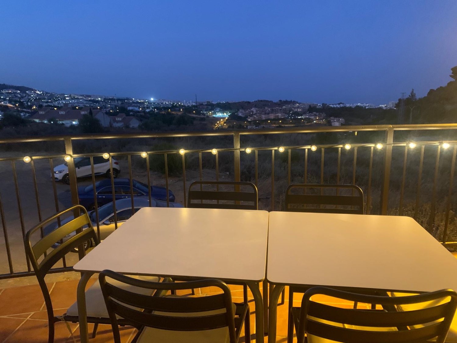 MEDIA TEMPORADA SE ALQUILA HASTA15.5.26 Y DESDE01/09/2026-30/06/2027  BONITO CHALET PAREADO CON VISTAS AL MAR EN BENALMADENA