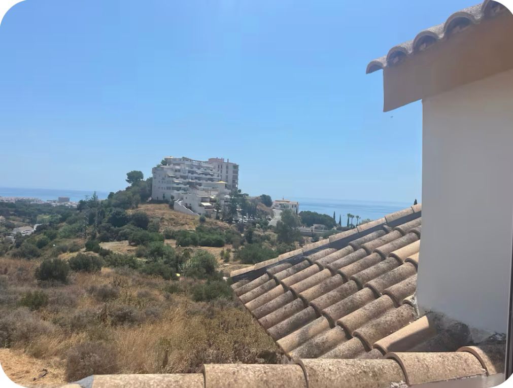 MEDIA TEMPORADA SE ALQUILA HASTA15.5.26 Y DESDE01/09/2026-30/06/2027  BONITO CHALET PAREADO CON VISTAS AL MAR EN BENALMADENA