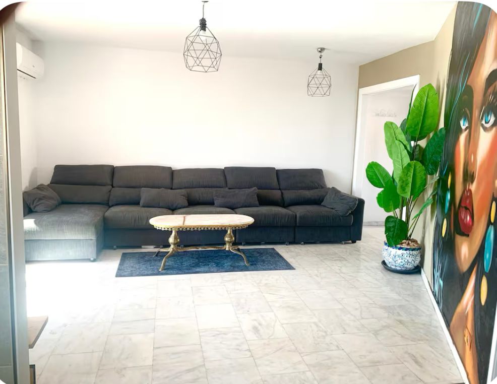 MEDIA TEMPORADA SE ALQUILA HASTA15.5.26 Y DESDE01/09/2026-30/06/2027  BONITO CHALET PAREADO CON VISTAS AL MAR EN BENALMADENA