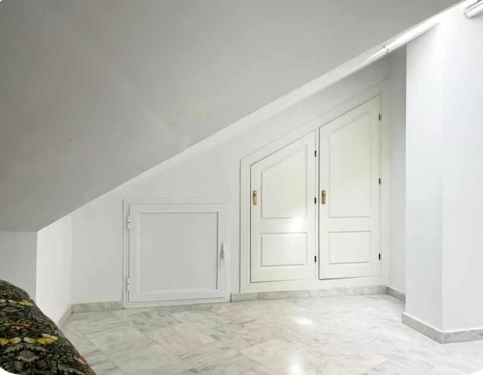 MEDIA TEMPORADA SE ALQUILA HASTA15.5.26 Y DESDE01/09/2026-30/06/2027  BONITO CHALET PAREADO CON VISTAS AL MAR EN BENALMADENA