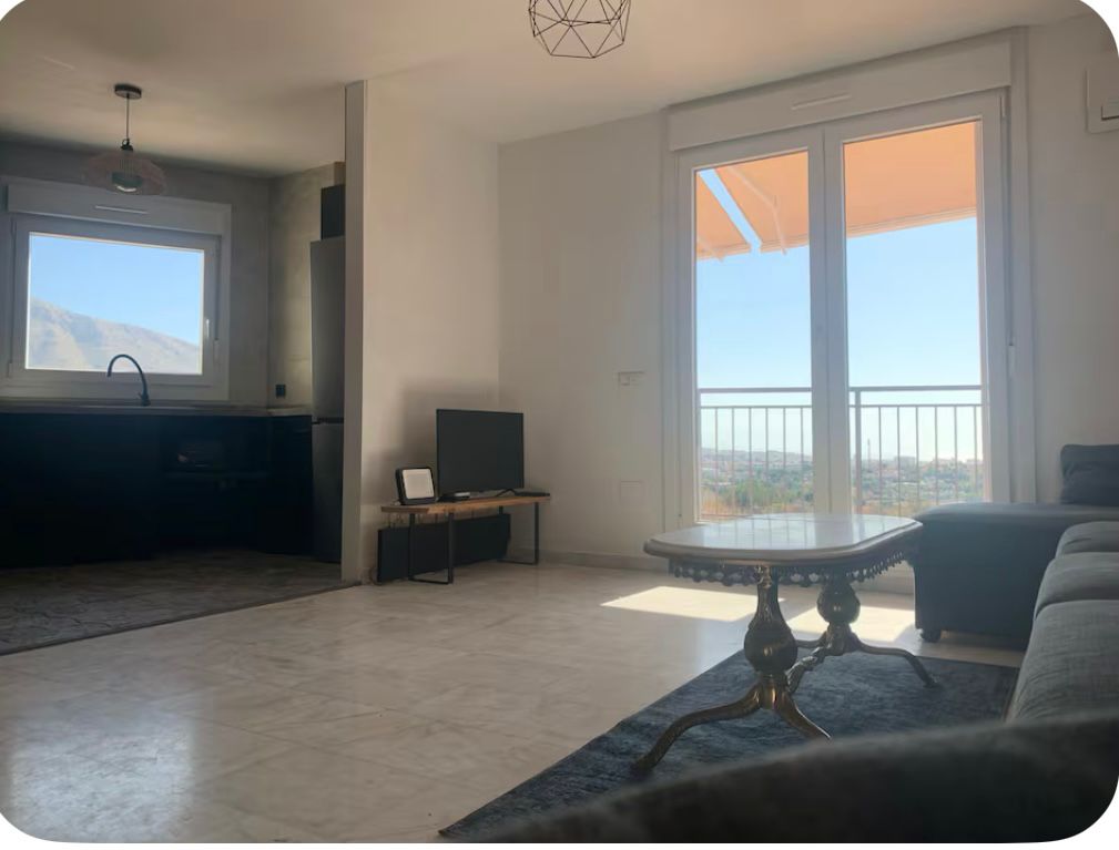 MEDIA TEMPORADA SE ALQUILA HASTA15.5.26 Y DESDE01/09/2026-30/06/2027  BONITO CHALET PAREADO CON VISTAS AL MAR EN BENALMADENA