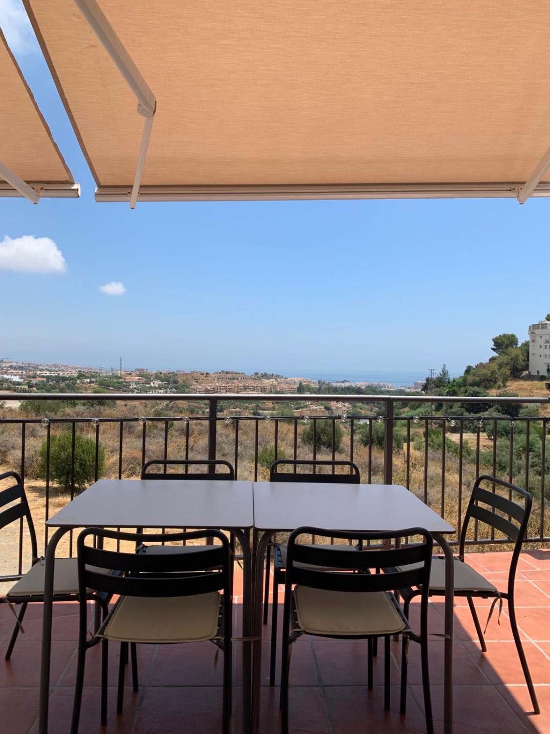 MEDIA TEMPORADA SE ALQUILA HASTA15.5.26 Y DESDE01/09/2026-30/06/2027  BONITO CHALET PAREADO CON VISTAS AL MAR EN BENALMADENA