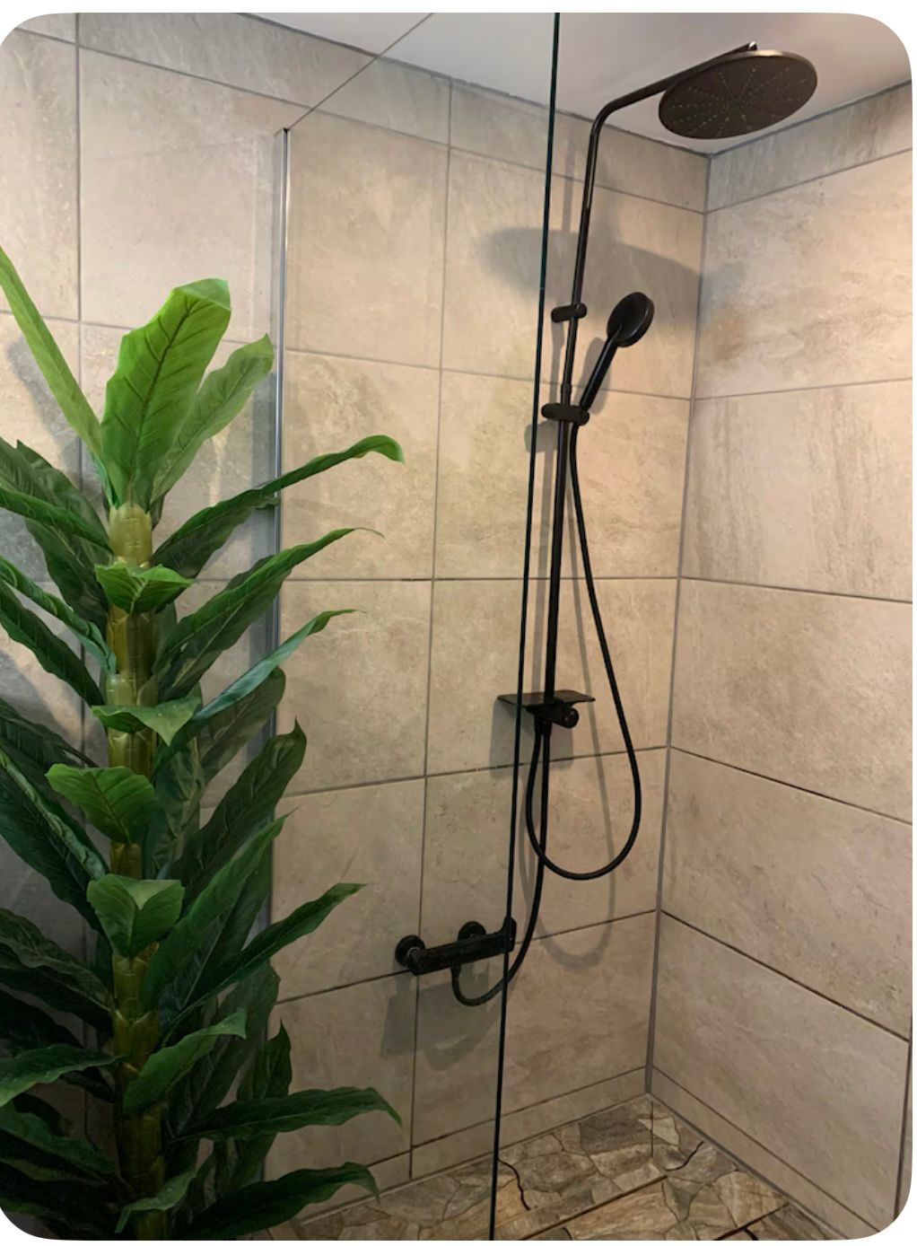 MEDIA TEMPORADA SE ALQUILA HASTA15.5.26 Y DESDE01/09/2026-30/06/2027  BONITO CHALET PAREADO CON VISTAS AL MAR EN BENALMADENA