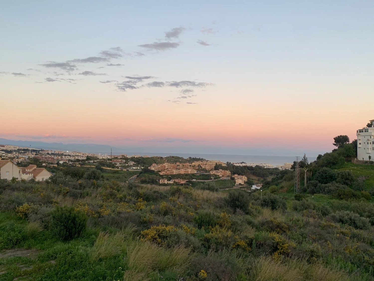 MEDIA TEMPORADA SE ALQUILA HASTA15.5.26 Y DESDE01/09/2026-30/06/2027  BONITO CHALET PAREADO CON VISTAS AL MAR EN BENALMADENA