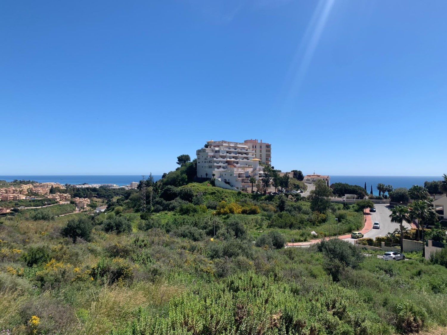 MEDIA TEMPORADA SE ALQUILA HASTA15.5.26 Y DESDE01/09/2026-30/06/2027  BONITO CHALET PAREADO CON VISTAS AL MAR EN BENALMADENA