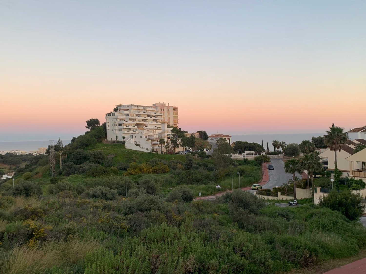 MEDIA TEMPORADA SE ALQUILA HASTA15.5.26 Y DESDE01/09/2026-30/06/2027  BONITO CHALET PAREADO CON VISTAS AL MAR EN BENALMADENA