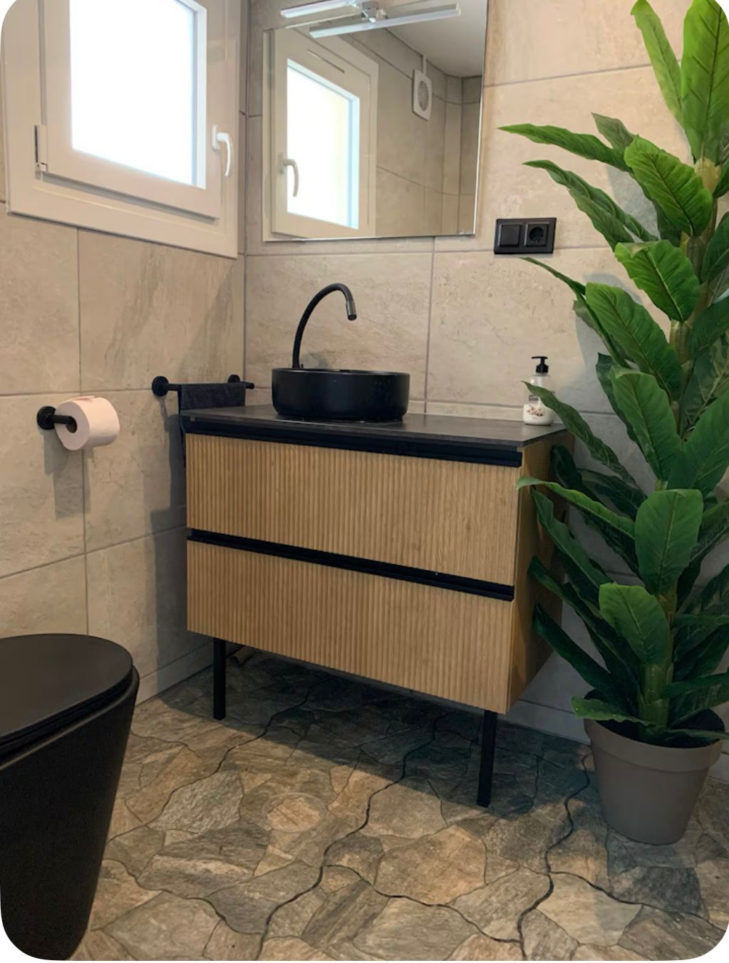 MEDIA TEMPORADA SE ALQUILA HASTA15.5.26 Y DESDE01/09/2026-30/06/2027  BONITO CHALET PAREADO CON VISTAS AL MAR EN BENALMADENA