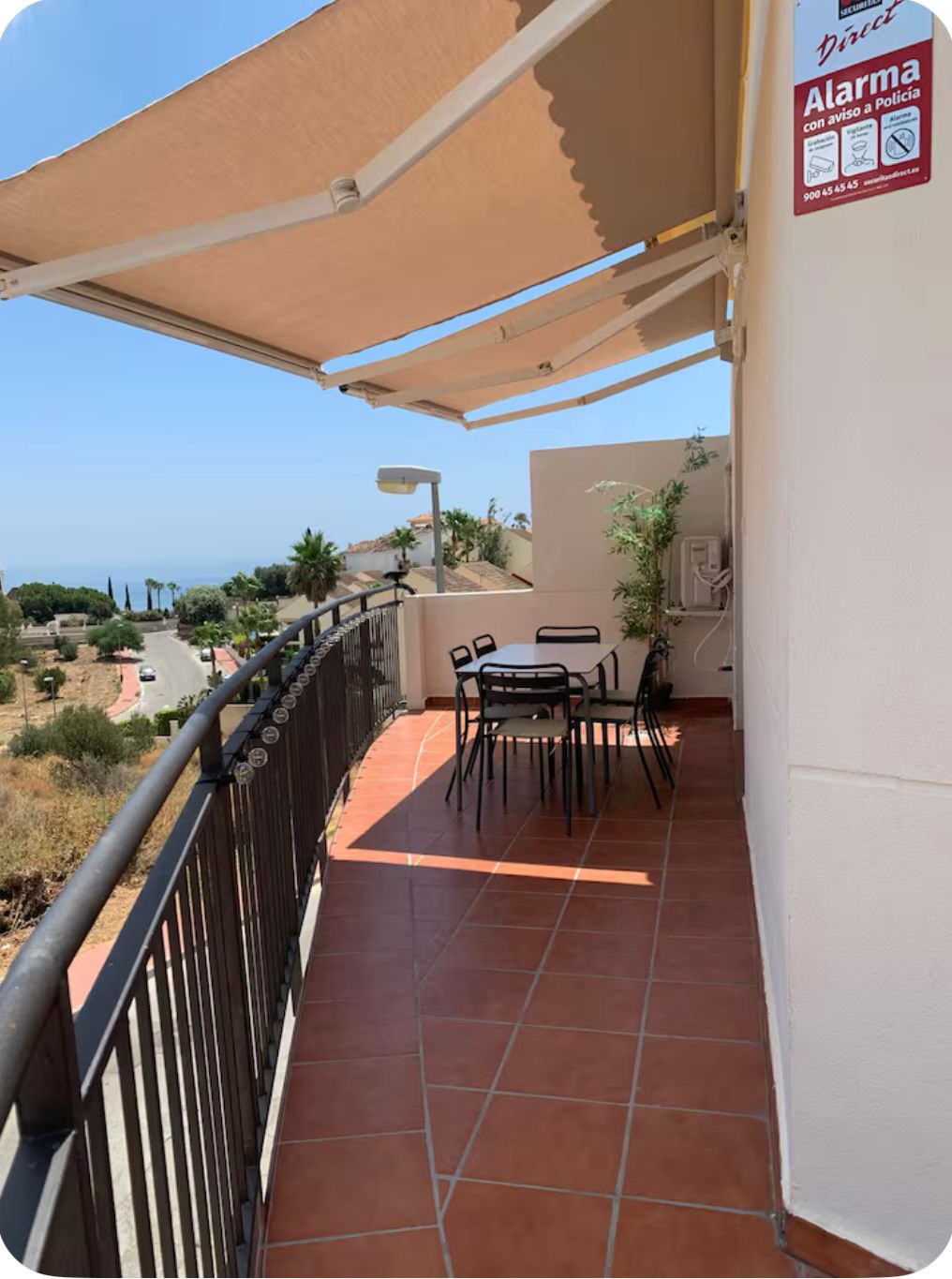 MEDIA TEMPORADA SE ALQUILA HASTA15.5.26 Y DESDE01/09/2026-30/06/2027  BONITO CHALET PAREADO CON VISTAS AL MAR EN BENALMADENA