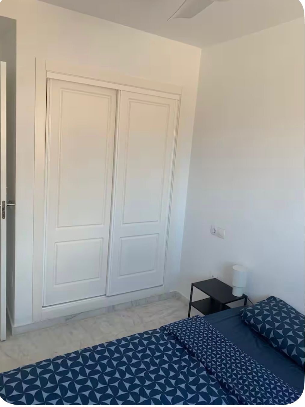 MEDIA TEMPORADA SE ALQUILA HASTA15.5.26 Y DESDE01/09/2026-30/06/2027  BONITO CHALET PAREADO CON VISTAS AL MAR EN BENALMADENA