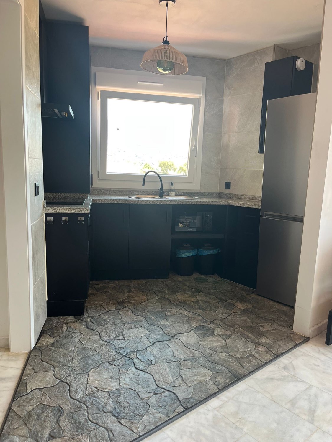 MEDIA TEMPORADA SE ALQUILA HASTA15.5.26 Y DESDE01/09/2026-30/06/2027  BONITO CHALET PAREADO CON VISTAS AL MAR EN BENALMADENA