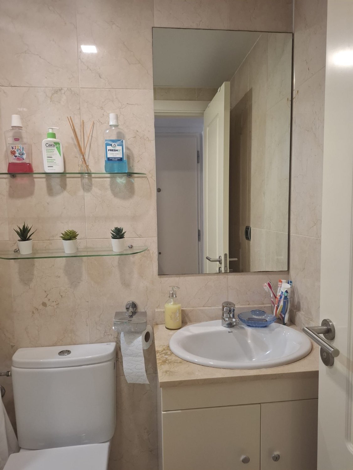 Se alquila MEDIA TEMPORADA desde ahora hasta 30/6/2026 Y DESDE01/09/2026 - 30/06/2027  bonito apartamento en Benalmádena Costa a 150 metros de la playa