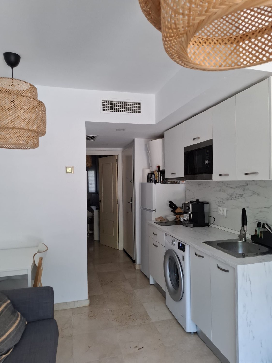 Se alquila MEDIA TEMPORADA desde ahora hasta 30/6/2026 Y DESDE01/09/2026 - 30/06/2027  bonito apartamento en Benalmádena Costa a 150 metros de la playa