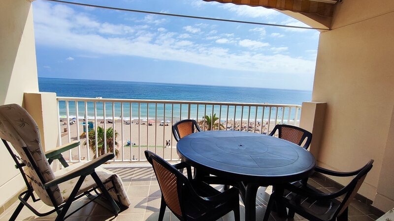 Media Temporada. Se alquila de 1.9.26-30.6.27 bonito apartamento con vistas al mar en 1ª linea  en zona Carvajal (Fuengirola)