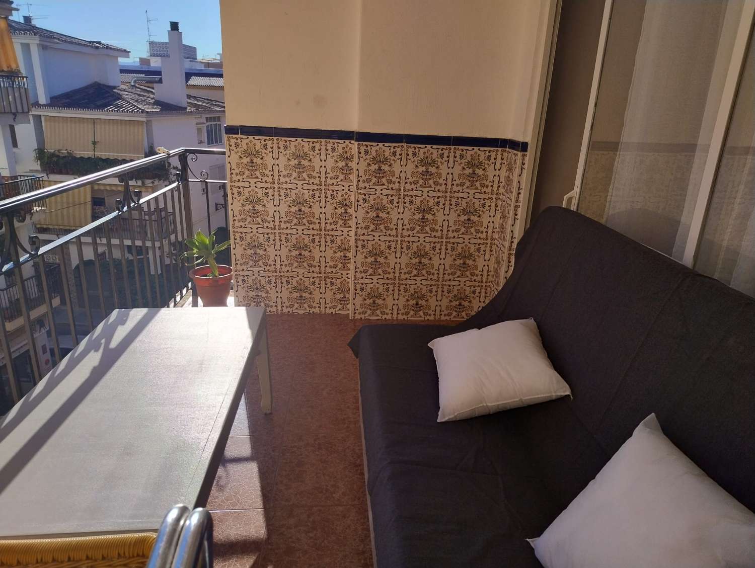 SE ALQUILA DESDE AHORA HASTA 30.6.26 APARTAMENTO EN CENTRO DE FUENGIROLA