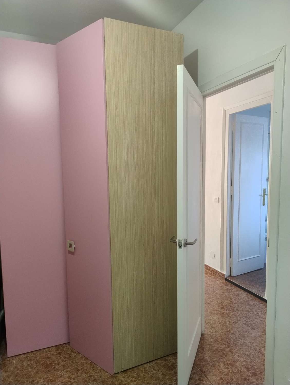 SE ALQUILA DESDE AHORA HASTA 30.6.26 APARTAMENTO EN CENTRO DE FUENGIROLA