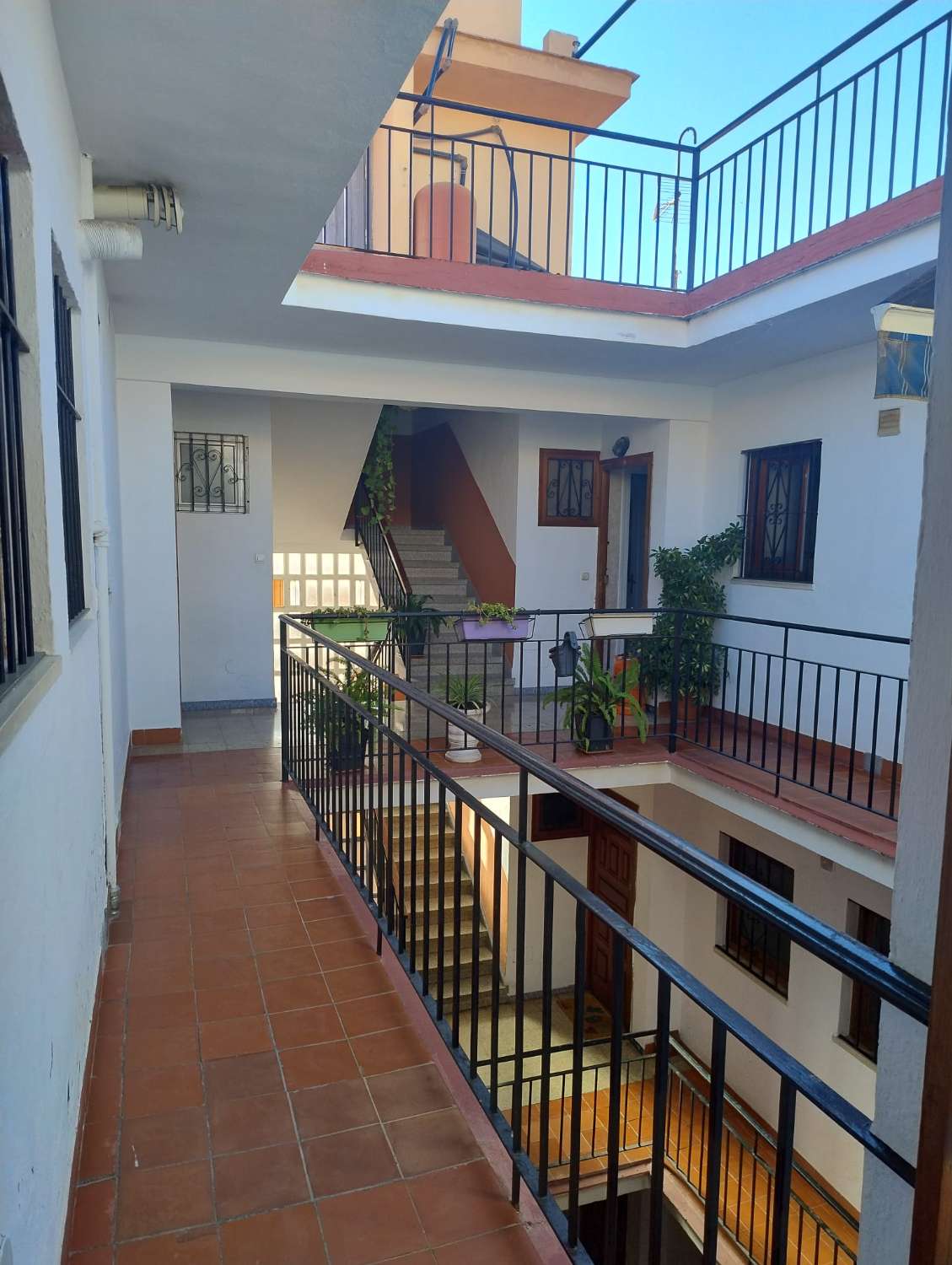 SE ALQUILA DESDE AHORA HASTA 30.6.26 APARTAMENTO EN CENTRO DE FUENGIROLA