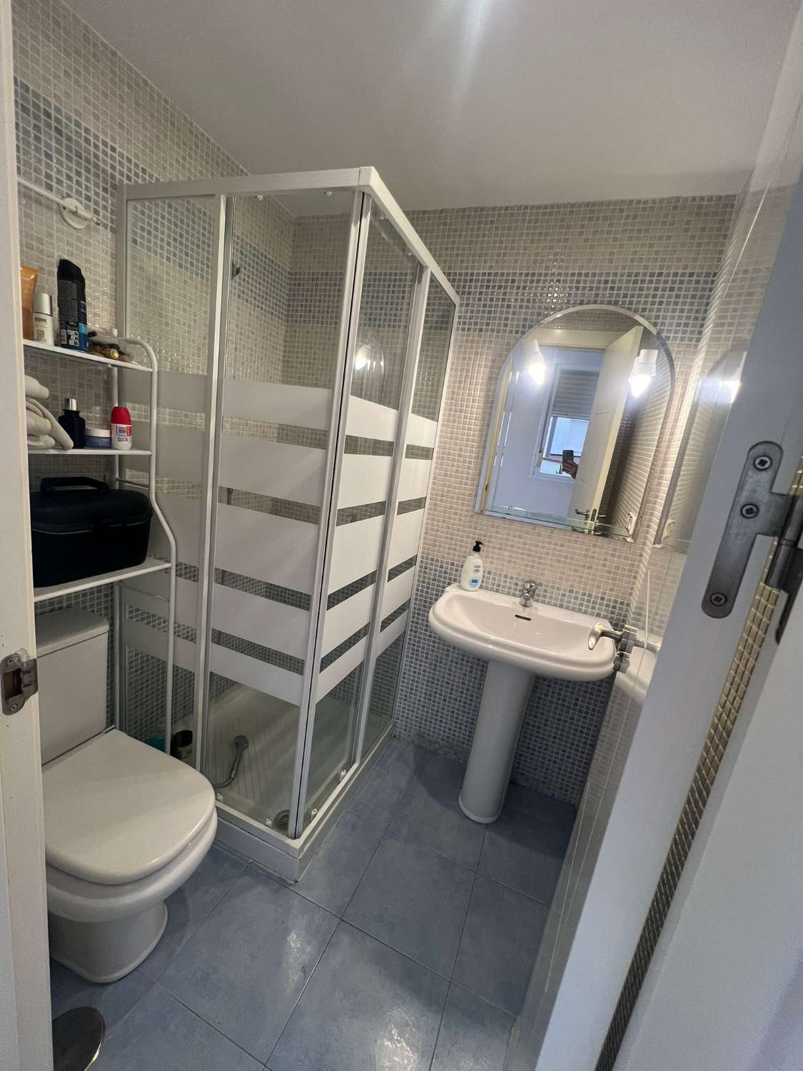 SE ALQUILA  desde 01/09/2026 hasta 30/06/2027 BONITO APARTAMENTO CON VISTAS AL MAR CERCA DE LA CARIHUELA (TORREMOLINOS)